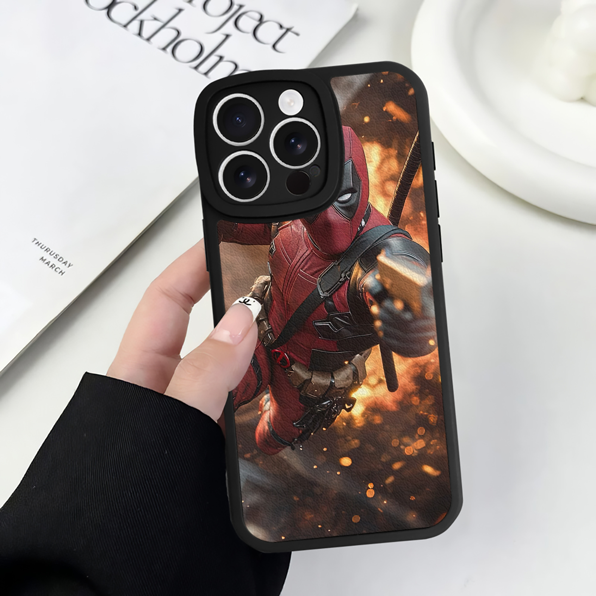 （画像用） Deadpool デッドプール 【iPhone 16シリーズ対応】シリコンスマホケース（レザー調） 材質：シリコン